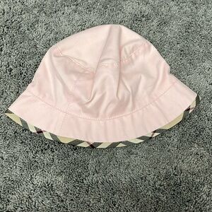 Burberry light pink bucket hat